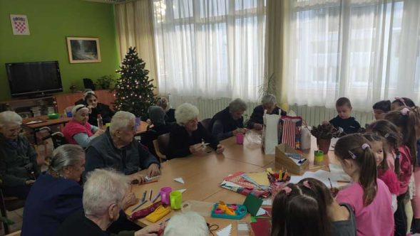 Posjet dječjeg djece Dječjeg vrtića Cvrčak Knin korisnicima Doma